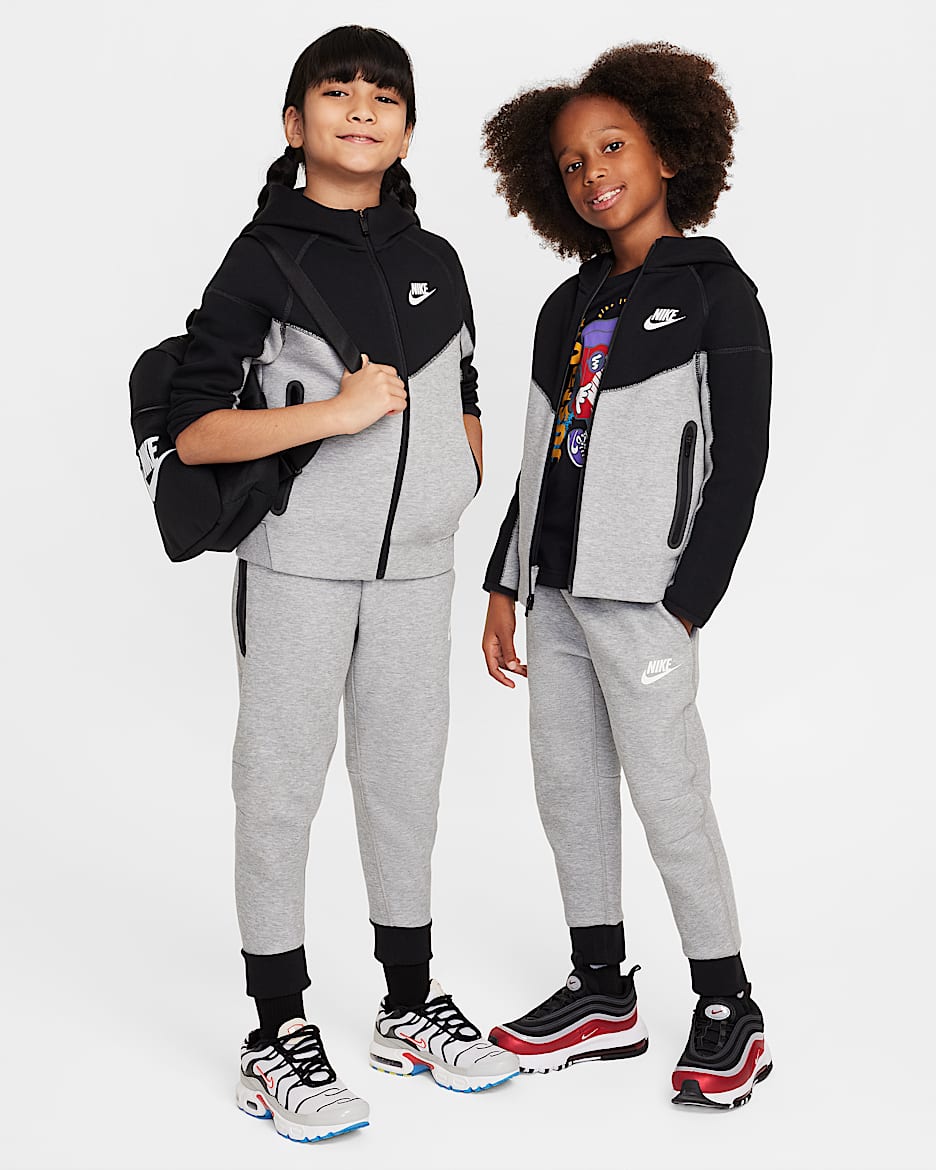 Σετ δύο τεμαχίων με μπλούζα με κουκούλα Nike Sportswear Tech Fleece Full-Zip Set για μικρά παιδιά - Dark Grey Heather/Μαύρο