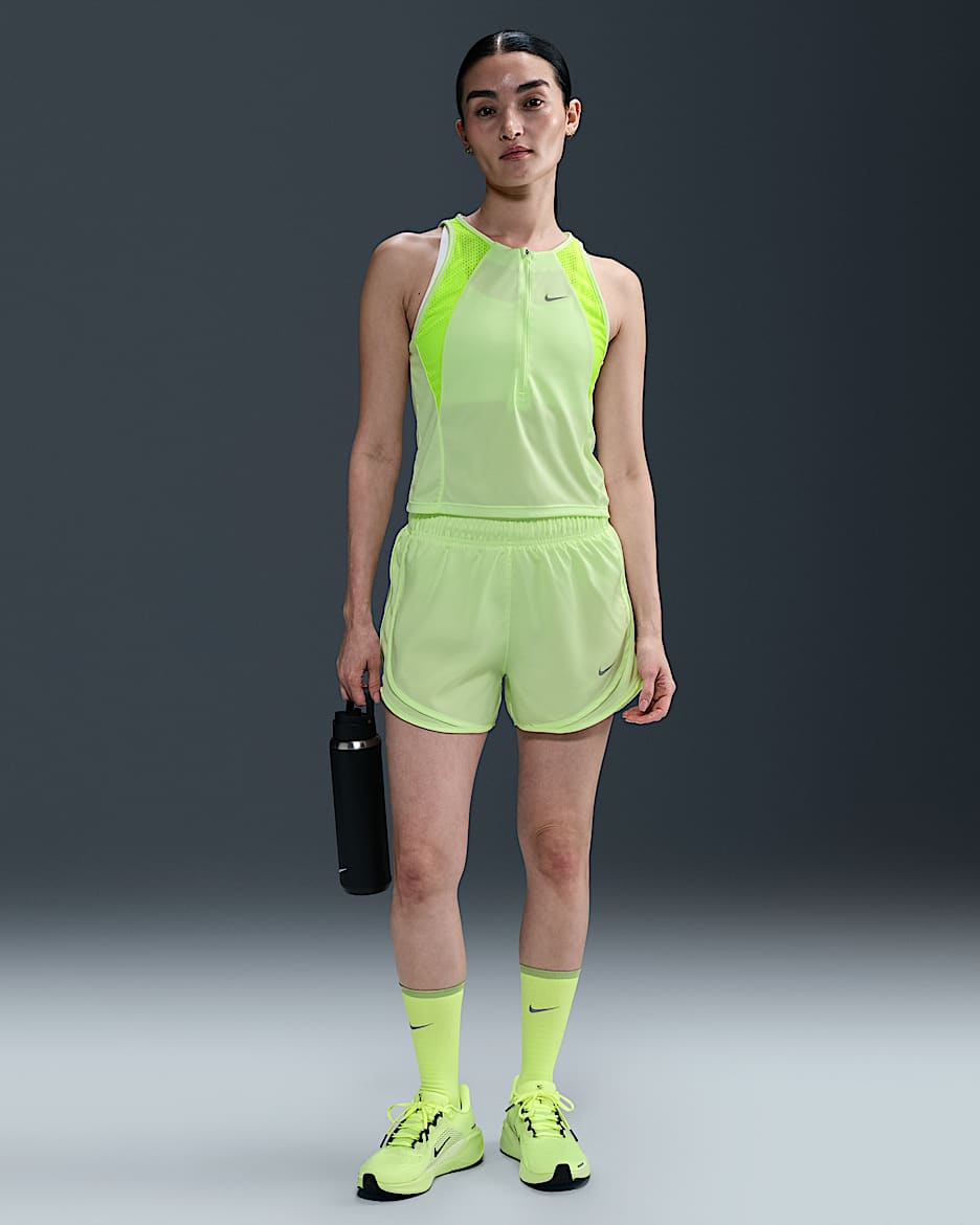 ナイキ テンポ ウィメンズ Dri-FIT ミッドライズ ランニングショートパンツ (インナー付き) - ベアリーボルト/ベアリーボルト/ベアリーボルト