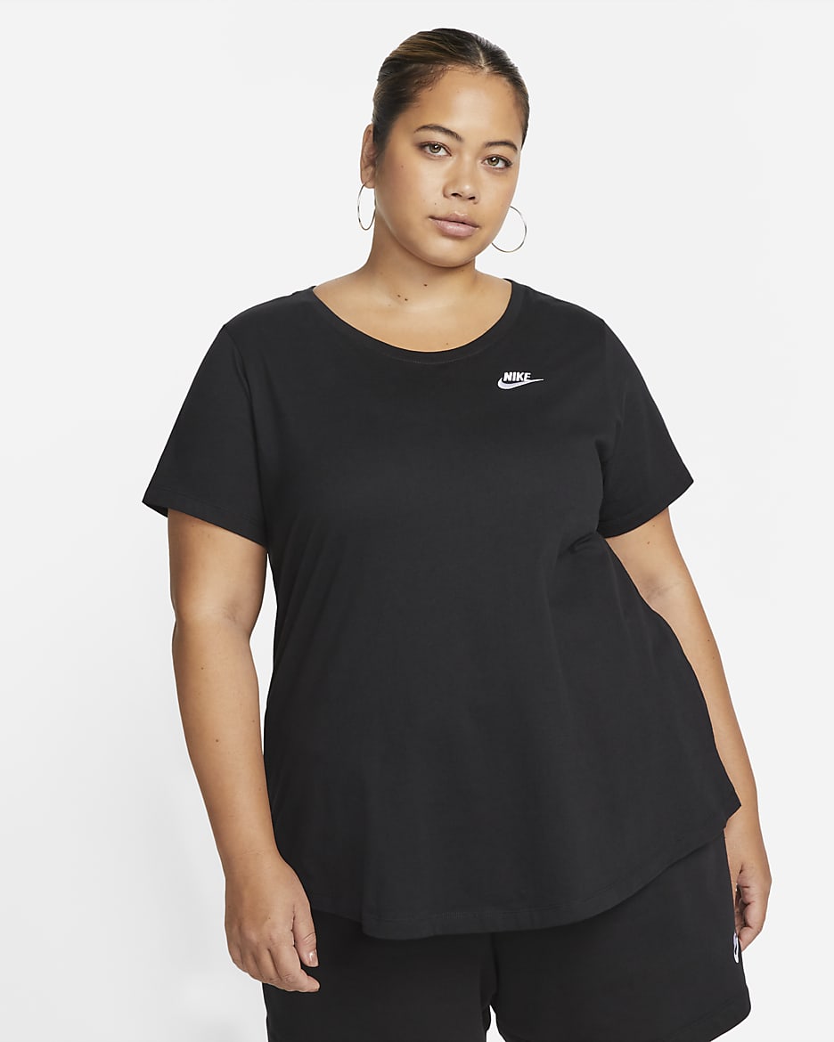 Nike Sportswear Club Essentials T-skjorte til dame (Plus Size) - Svart/Hvit