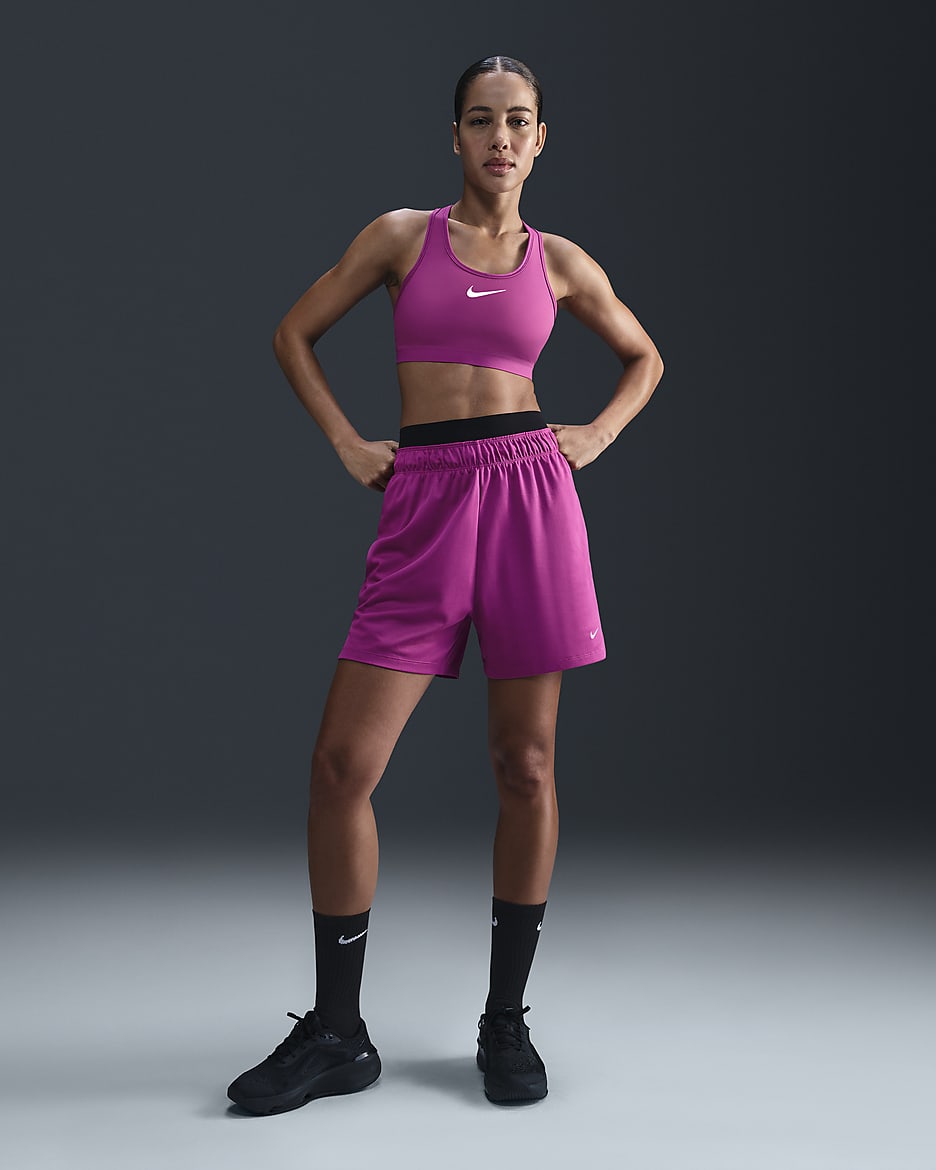Shorts de fitness sin forro de tiro medio Dri-FIT de 13 cm para mujer Nike Attack - Fucsia cálido/Rosa extremo/Fucsia cálido