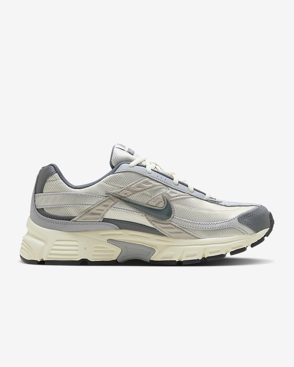 Tenis de correr Nike Initiator para hombre - Hueso claro/Leche de coco/Plata metalizado/Gris humo