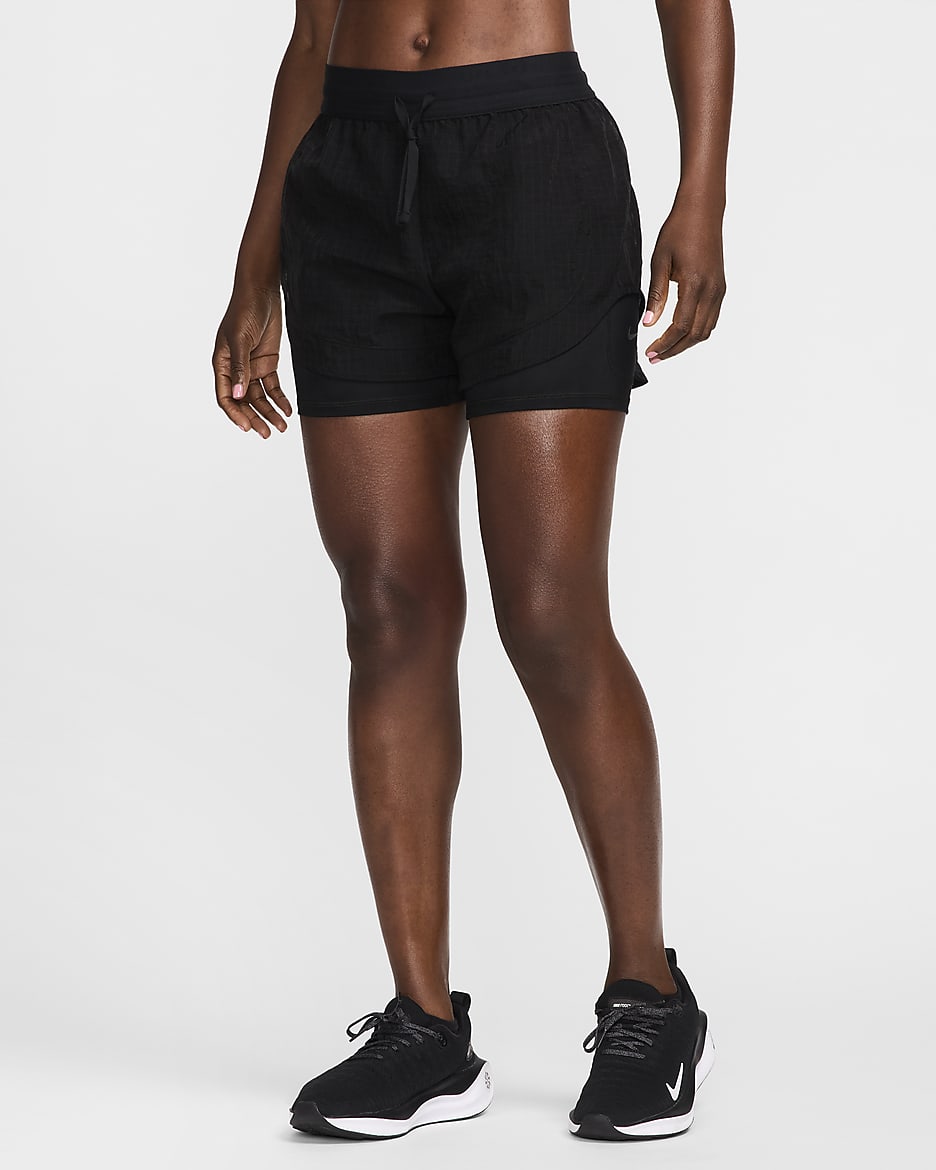 Nike Running Division Dri-FIT-løbeshorts (7,5 cm) med mellemhøj talje til kvinder - sort/sort