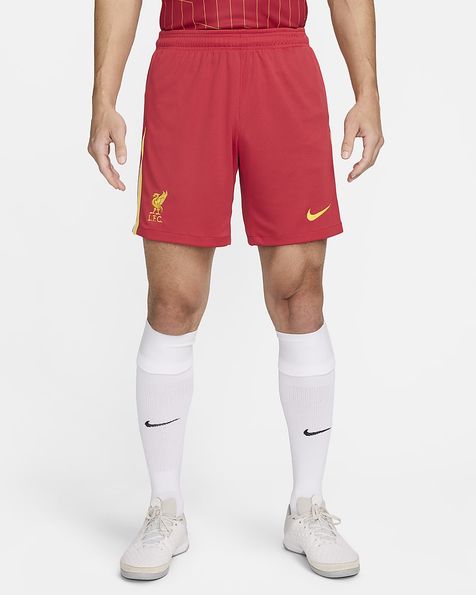 Short de foot Replica Nike Dri-FIT Liverpool FC 2024 Stadium Domicile pour homme - Gym Red/Blanc/Chrome Yellow