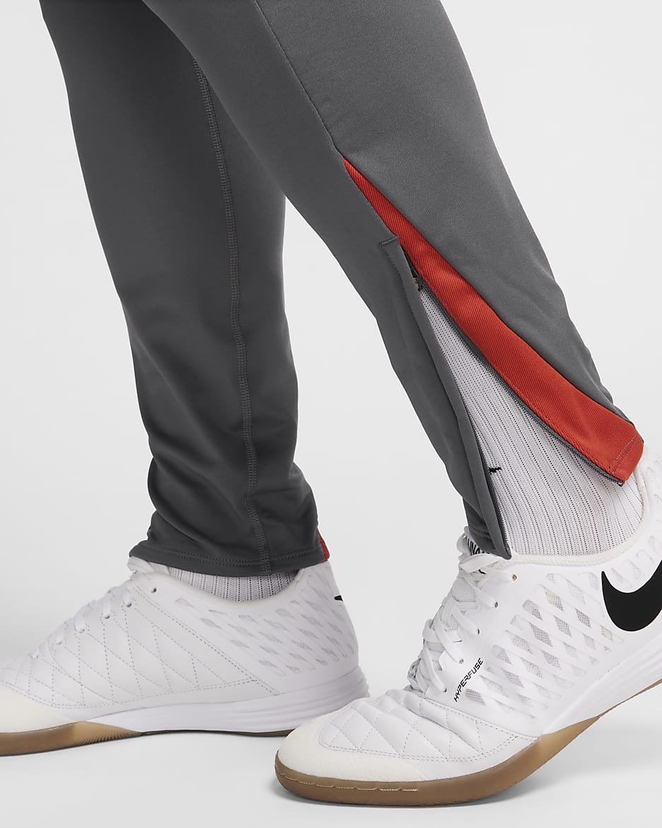 Pantalon de foot Dri-FIT Nike Strike pour homme - Iron Grey/Iron Grey/Dragon Red/Blanc