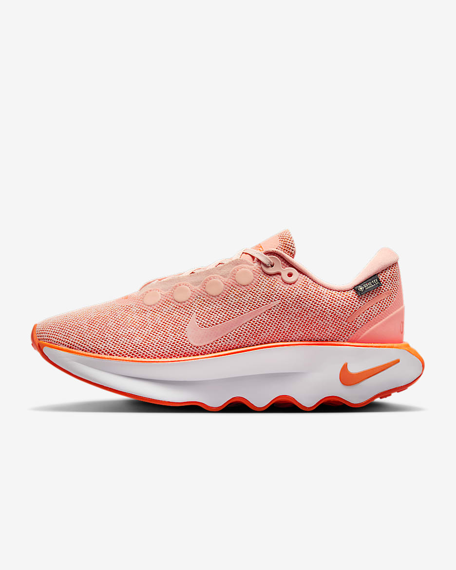 Vandtætte Nike Motiva GORE-TEX-sko til kvinder - Washed Coral/Apricot Agate/Safety Orange/Washed Coral