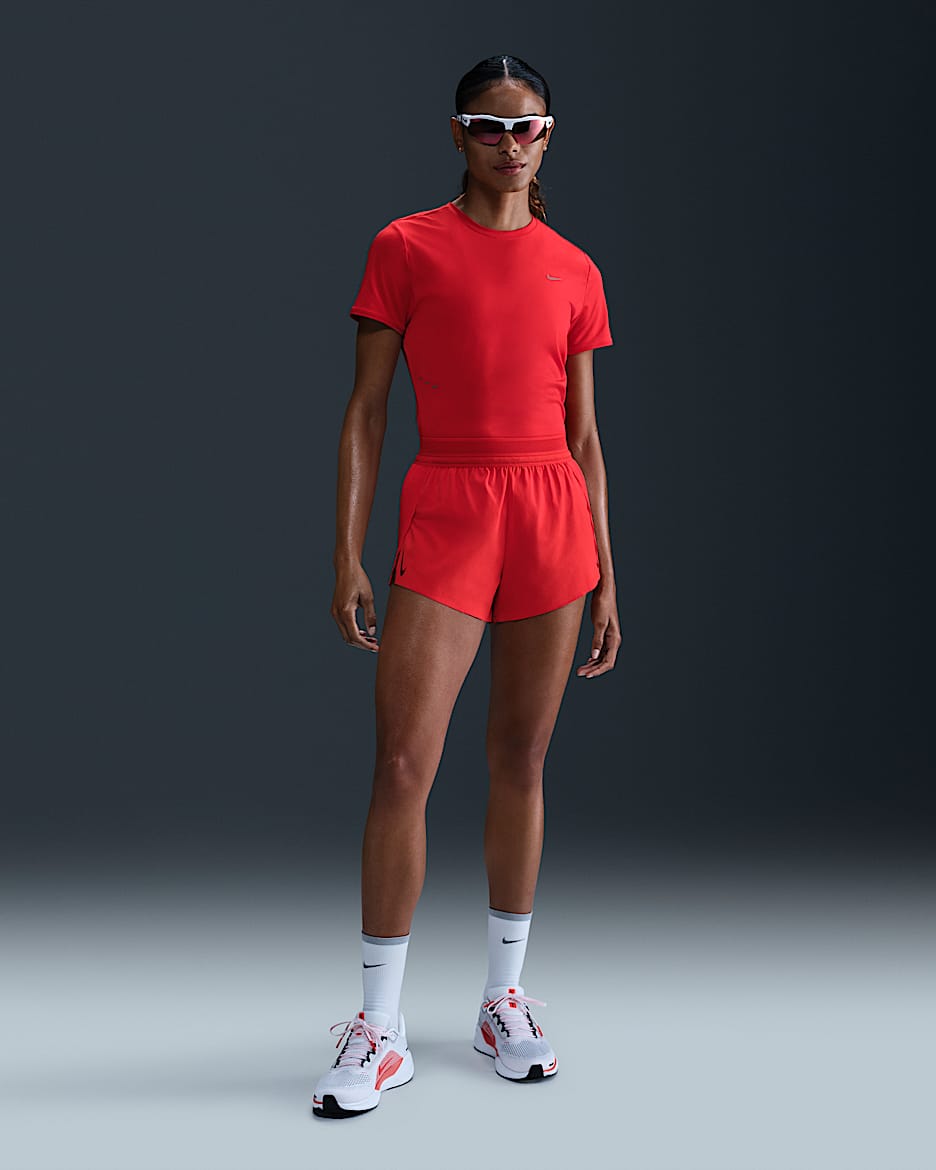 Shorts de correr Dri-FIT de tiro medio de 8 cm con forro de ropa interior para mujer Nike AeroSwift - Carmesí claro/Negro
