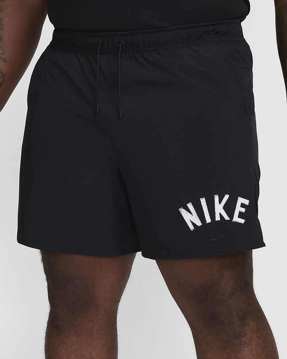 Shorts versátiles Dri-FIT de 18 cm sin forro para hombre Nike Unlimited Swoosh - Negro/Blanco