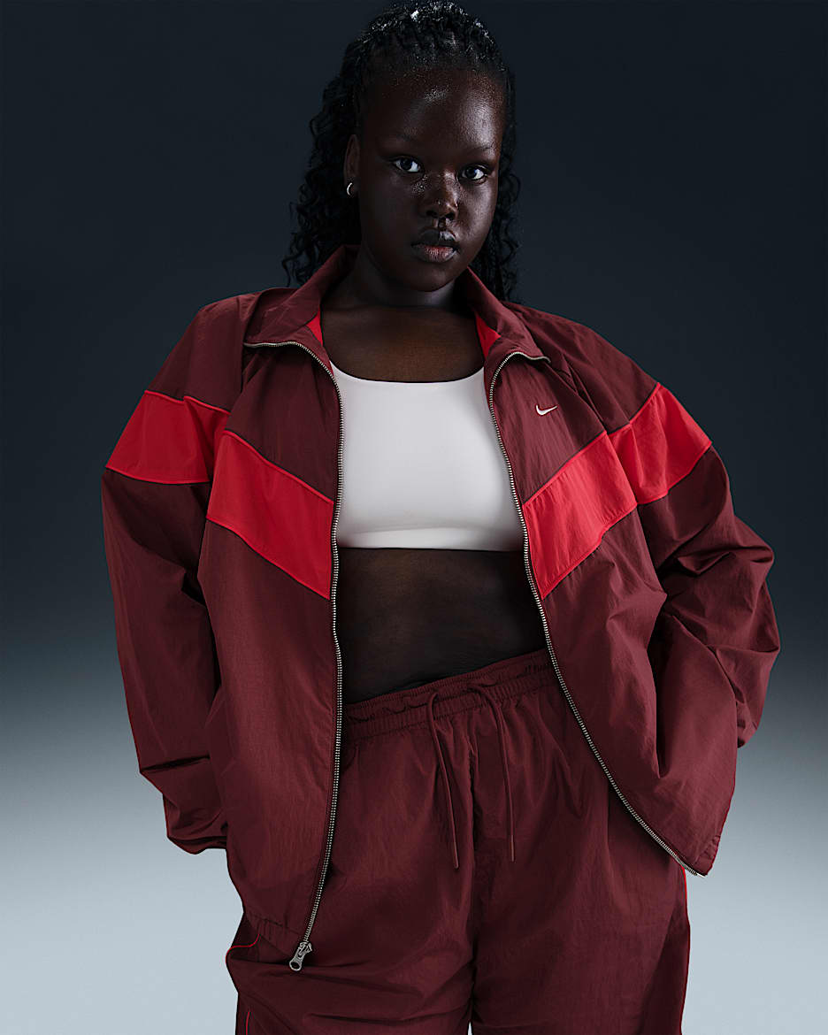 Chamarra de tejido Woven holgada de cierre completo con protección UV para mujer (talla grande) Nike Windrunner - Rojo team oscuro/Rojo universitario/Blanco