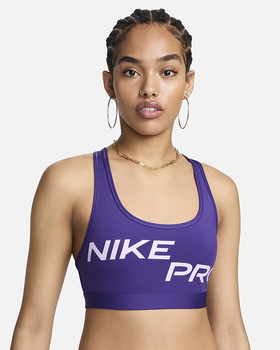 Bra deportivo sin almohadilla con gráfico para mujer Nike Pro Swoosh Light Support - Morado cancha/Blanco