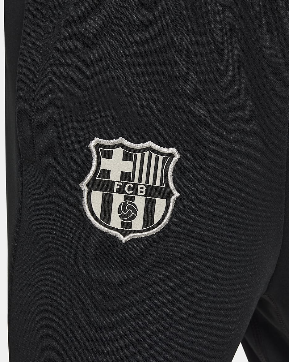 FC Barcelona Academy Pro Nike Dri-FIT Fußballhose aus Strick für jüngere Kinder - Schwarz/Noble Red/Deep Royal Blue/Light Orewood Brown