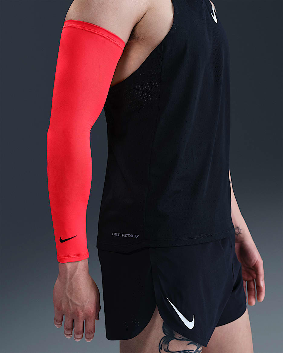 Lehké návleky na ruce Nike Dri-FIT 2.0 - Bright Crimson/Cave Purple