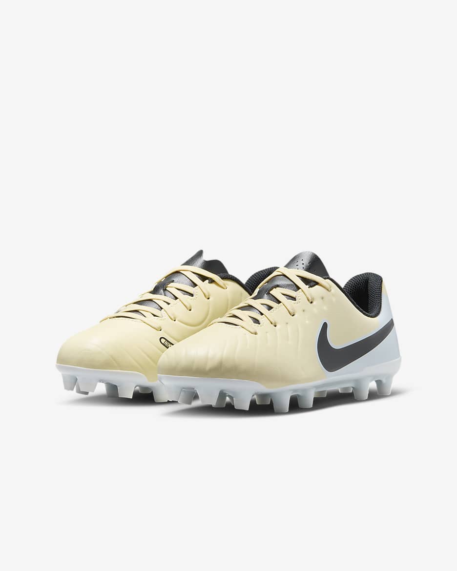 Nike Jr. Tiempo Legend 10 Club Botes de futbol de perfil baix per a terrenys diversos - Nen/a i nen/a petit/a - Lemonade/Metallic Gold Coin/Negre