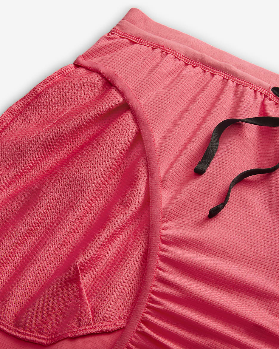 Shorts de correr Dri-FIT de 13 cm con forro de ropa interior para hombre Nike Stride - Rosa margarita/Negro