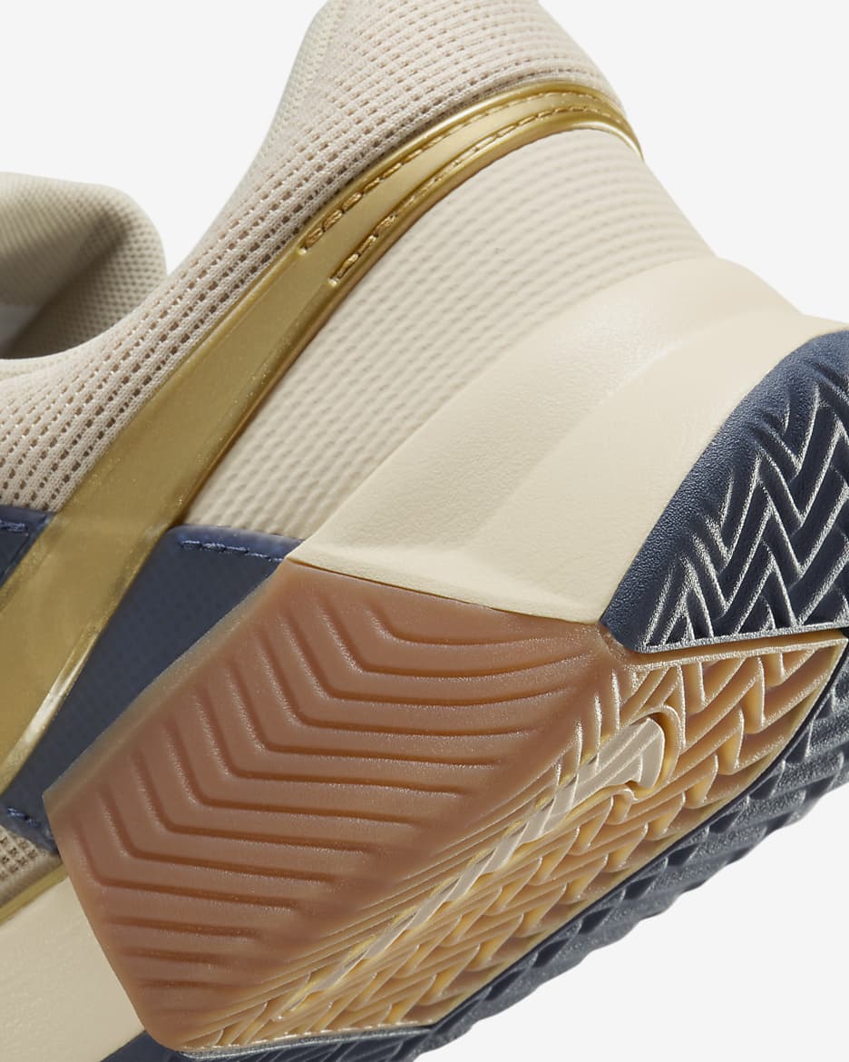 Nike GP Challenge 1 Premium tennisschoenen voor heren (gravel) - Sanddrift/Thunder Blue/Gum Medium Brown/Metallic Gold