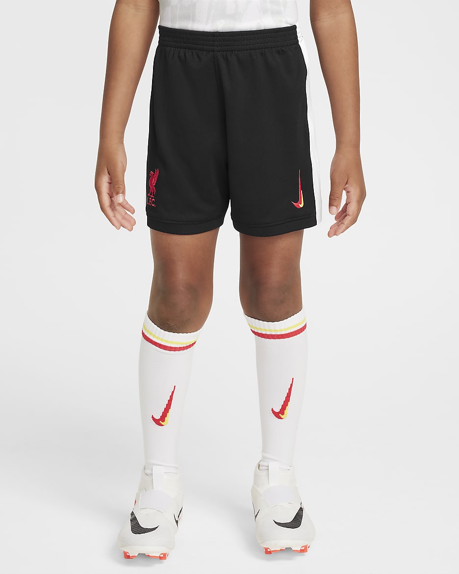 Replika fotbalové trojdílné soupravy Nike Liverpool FC Stadium 2024/25 pro malé děti, třetí - Bílá/Pure Platinum/Černá/Global Red