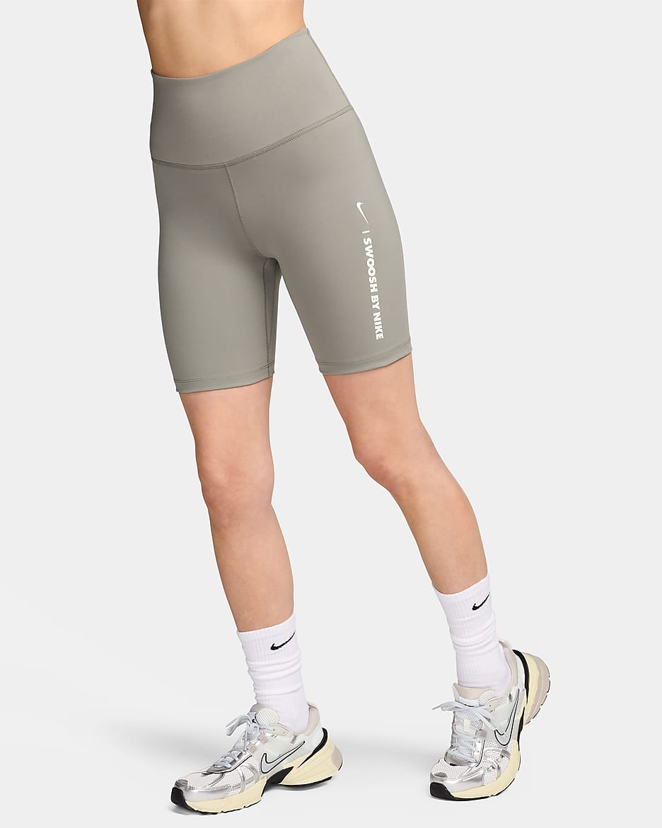 Højtaljede Nike One-cykelshorts (18 cm) til kvinder - Dark Stucco/Sail