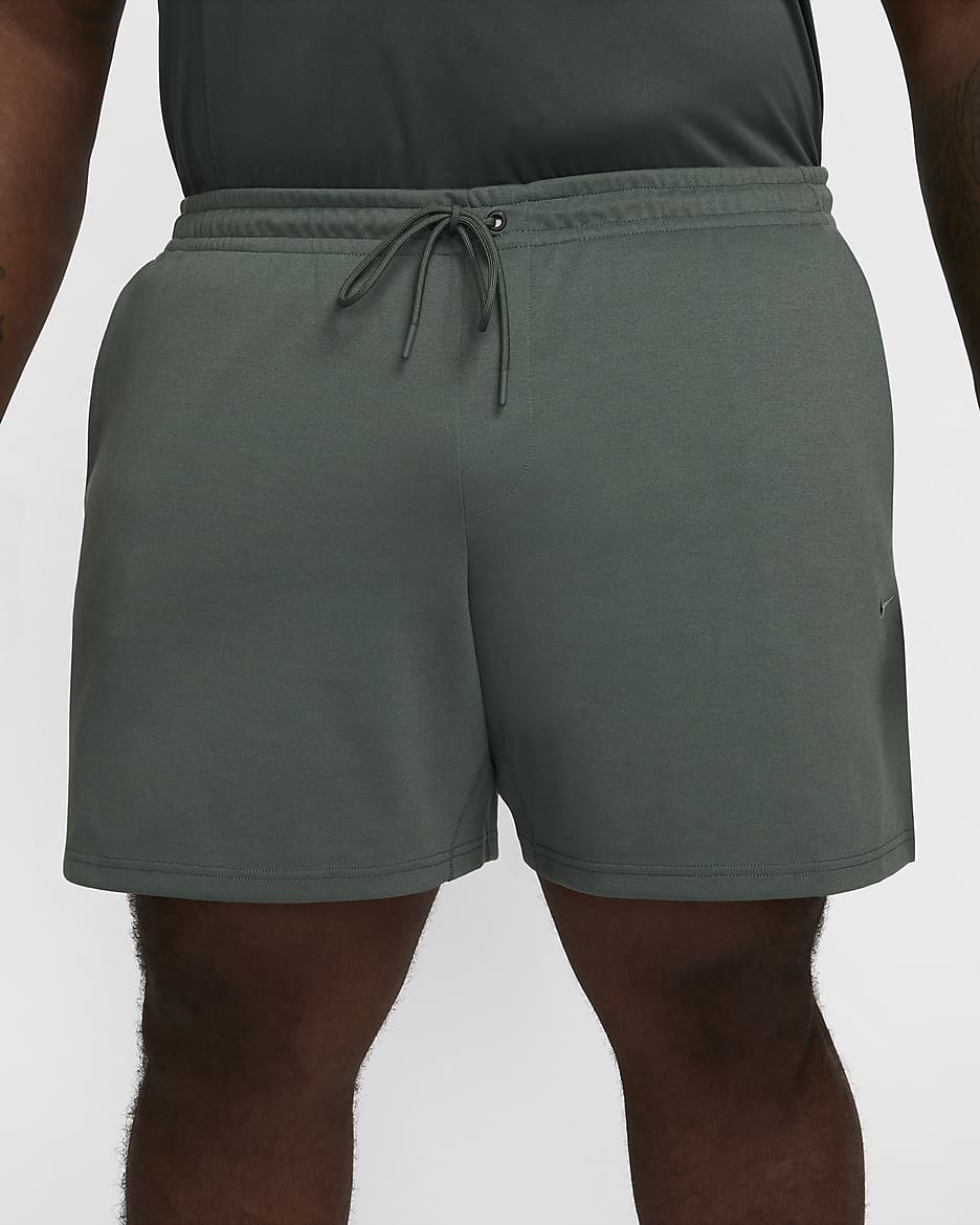 Shorts Dri-FIT de 18 cm sin forro con protección UV versátiles para hombre Nike Primary - Verde vintage/Verde vintage