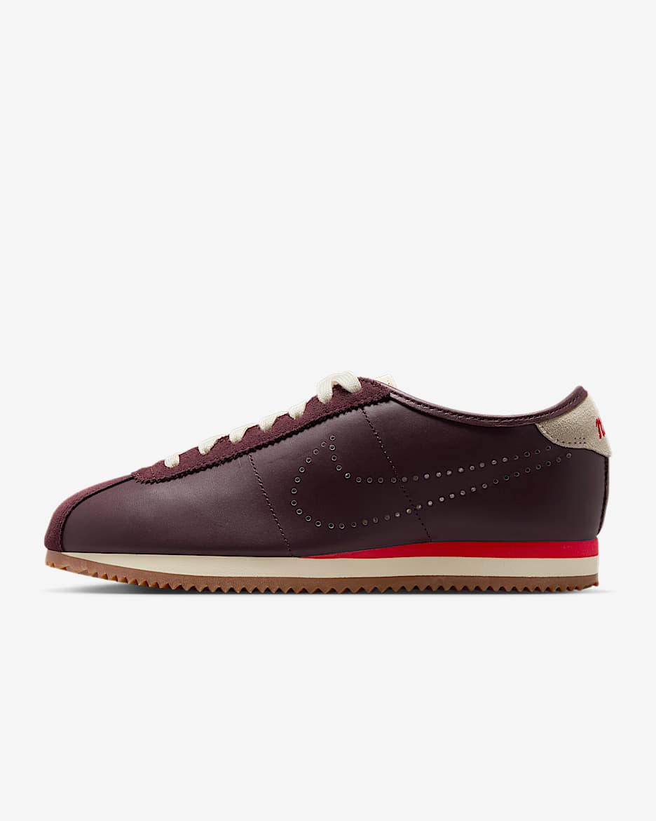 Tenis para mujer Nike Cortez Leather - Burdeos enérgico/Leche de coco/Marrón medio goma/Carmesí claro