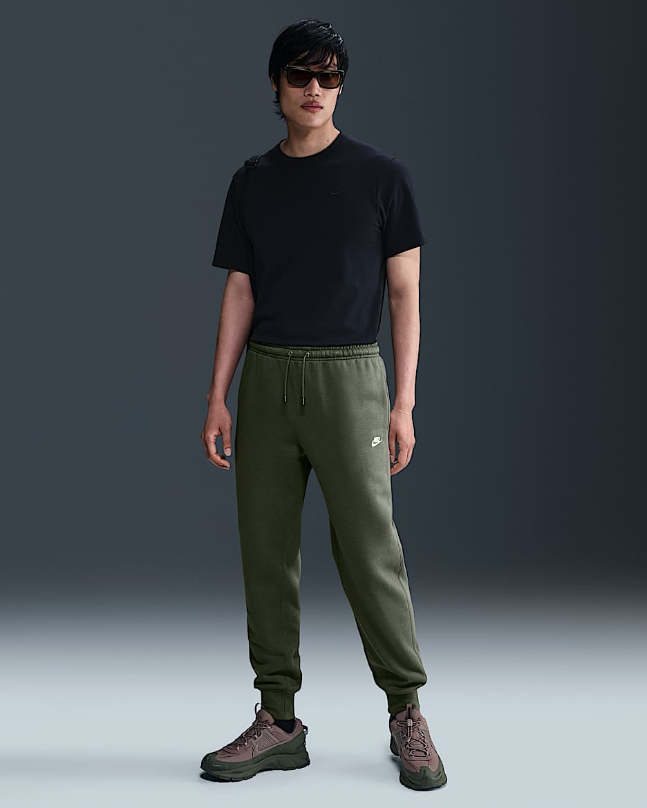Nike Club joggingbroek voor heren - Medium Olive/Medium Olive/Wit