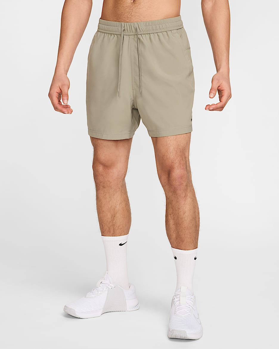 Shorts versátiles Dri-FIT de 13 cm sin forro para hombre Nike Form - Militar claro/Negro