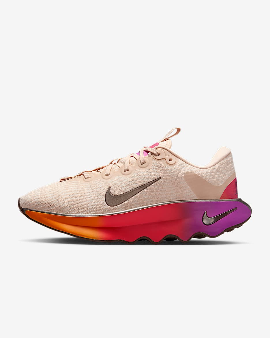 Scarpa da camminata Nike Motiva SE – Donna - Pearl White/Pale Ivory/Vivid Purple/Metallic Gold Grain