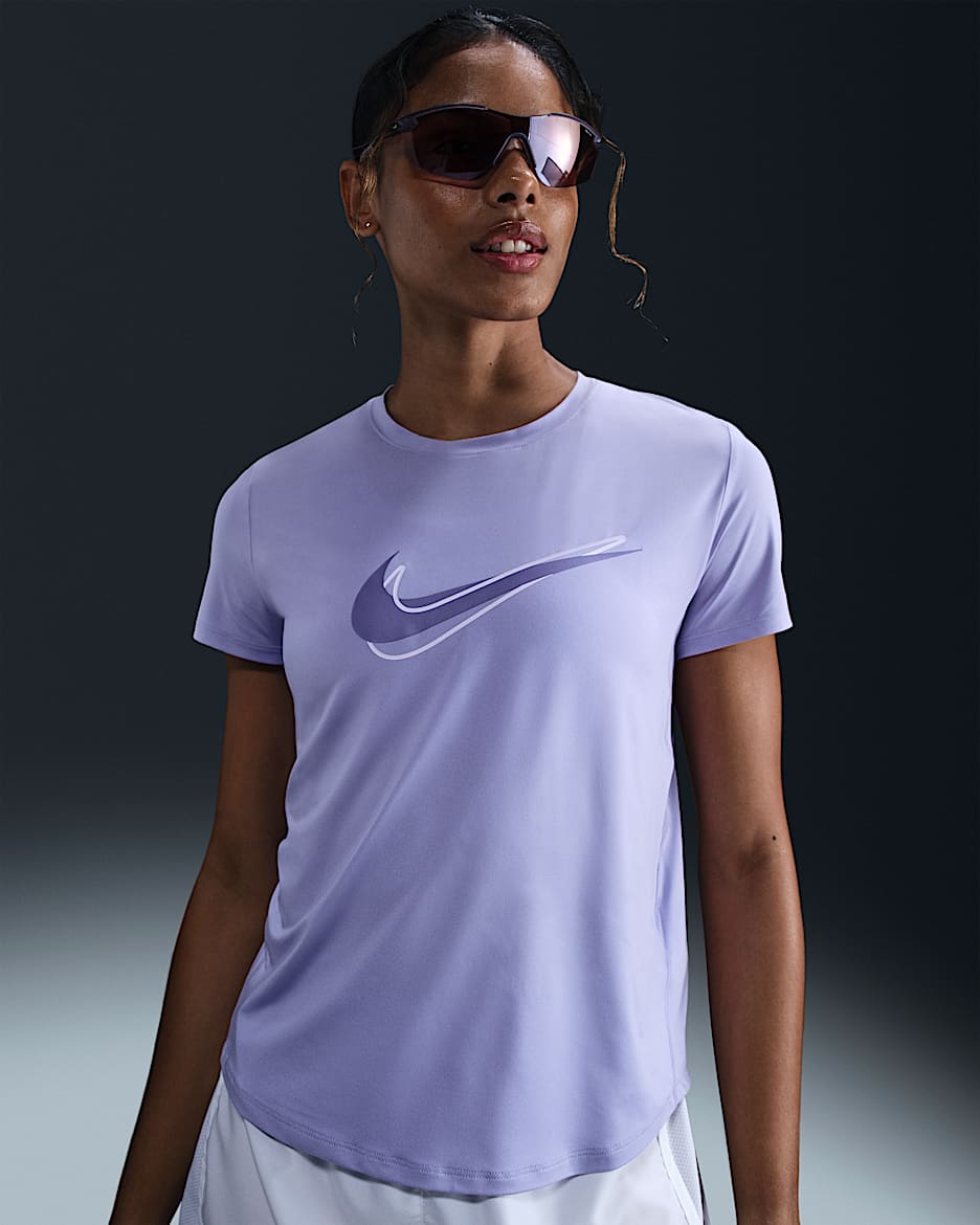 Playera de correr de manga corta Dri-FIT para mujer Nike One Swoosh - Hielo lila