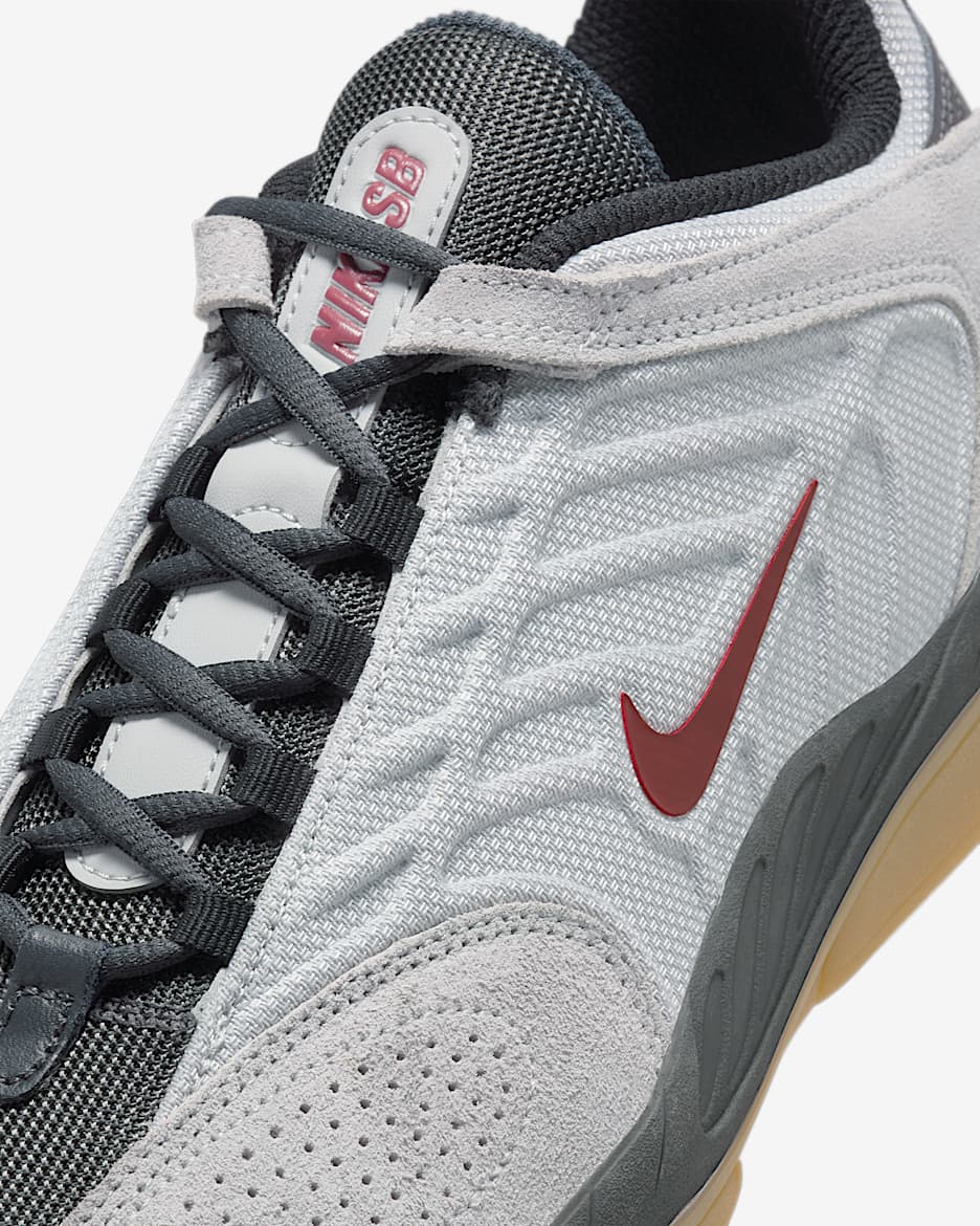 Nike SB Vertebrae Herrenschuh - Light Smoke Grey/Dark Smoke Grey/Schwarz/Dark Team Red