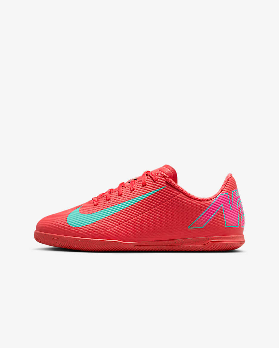 Tacos de fútbol de corte low para cancha cubierta para niños de preescolar y grandes Nike Jr. Mercurial Vapor 16 Club - Brasa resplandor/Verde aurora