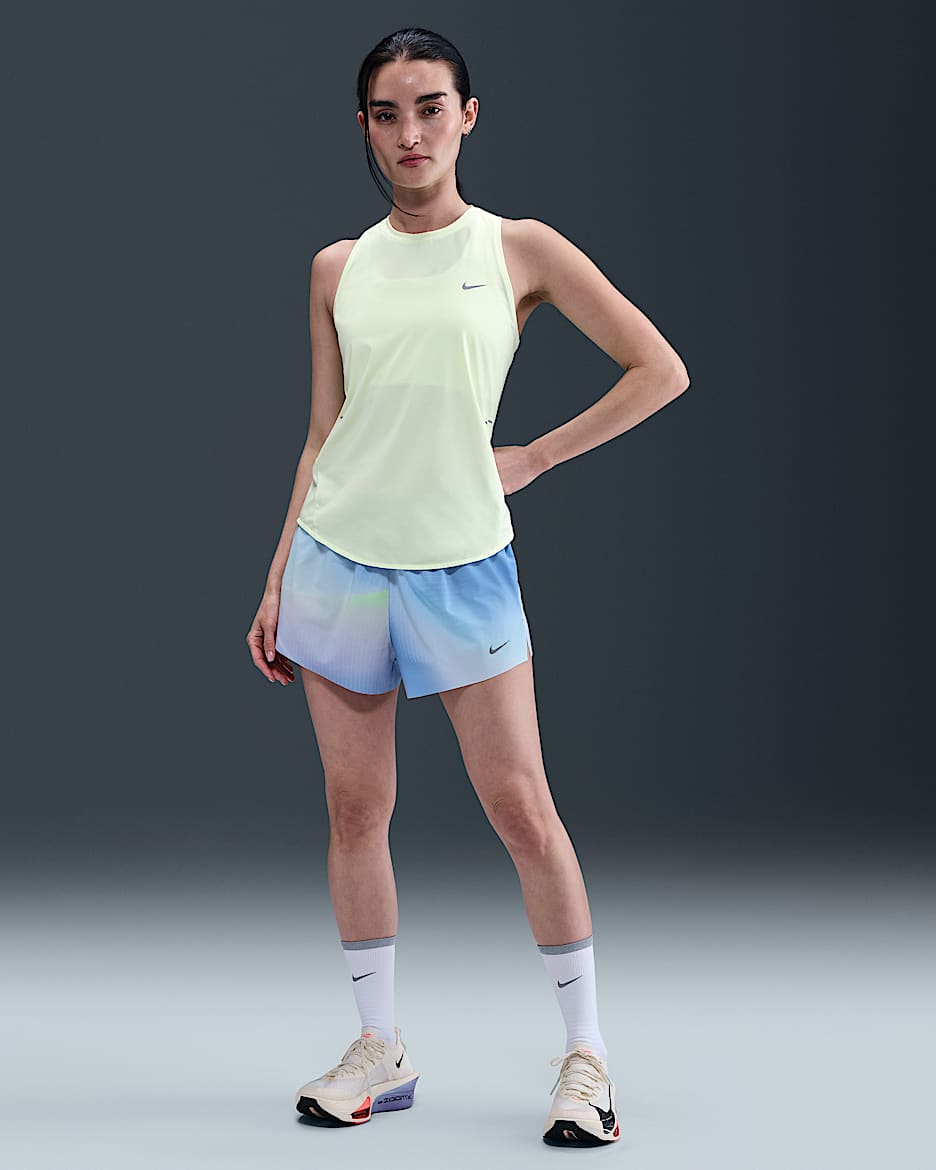 Shorts de correr Dri-FIT de tiro medio de 7 cm con forro de ropa interior para mujer Nike Swift - Royal pulso