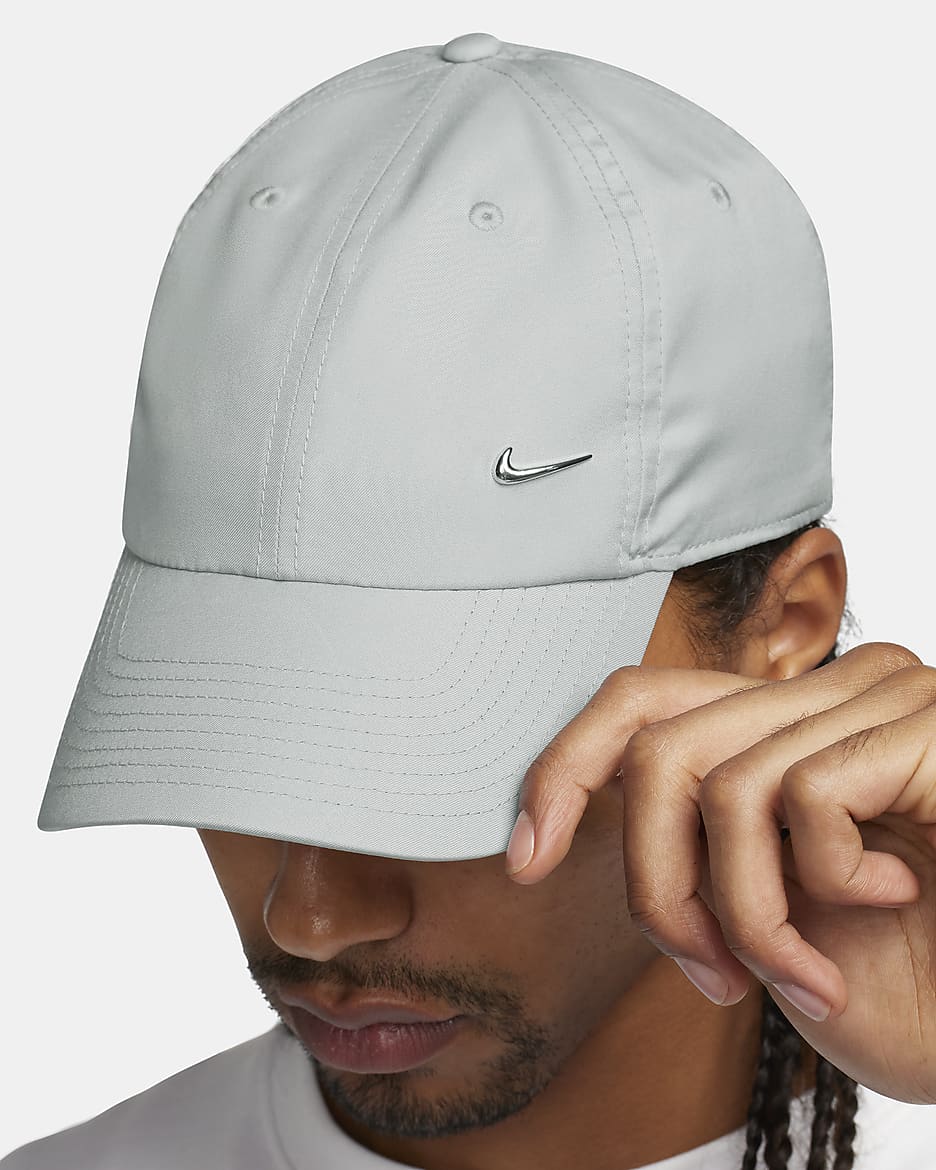 Εύκαμπτο καπέλο jockey με μεταλλικό σήμα Swoosh Nike Dri-FIT Club - Light Smoke Grey/Metallic Silver