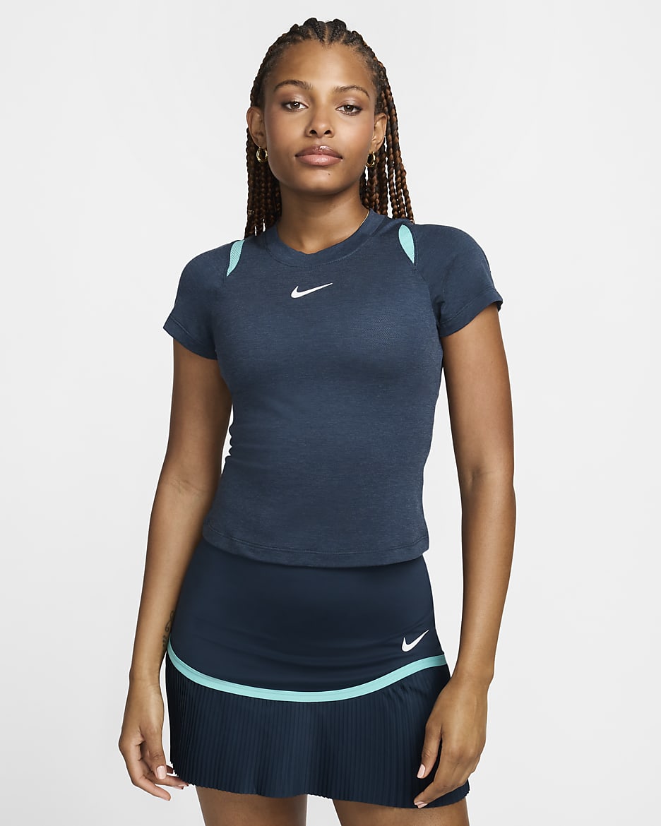 Playera de tenis de manga corta Dri-FIT para mujer NikeCourt Advantage - Azul marino militar/Azul marino militar/Escarcha verde/Blanco