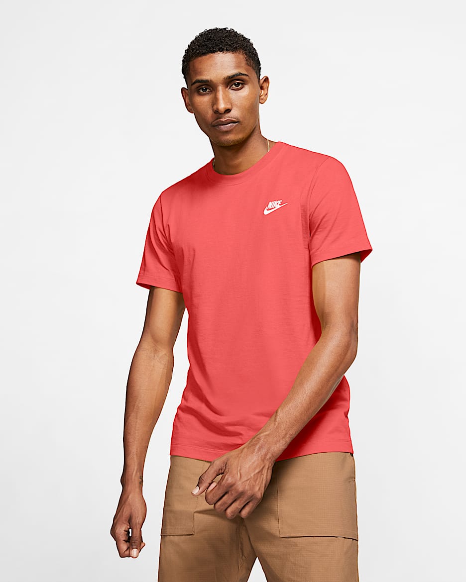 Playera para hombre Nike Sportswear Club - Brasa mágica/Blanco