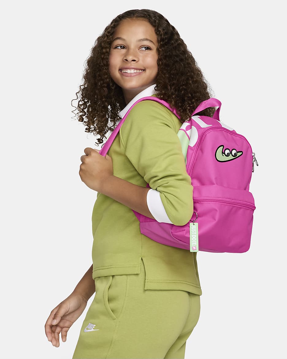 Minimochila para niños (11 L) Nike Brasilia JDI - Fucsia láser/Fucsia láser/Verde vapor