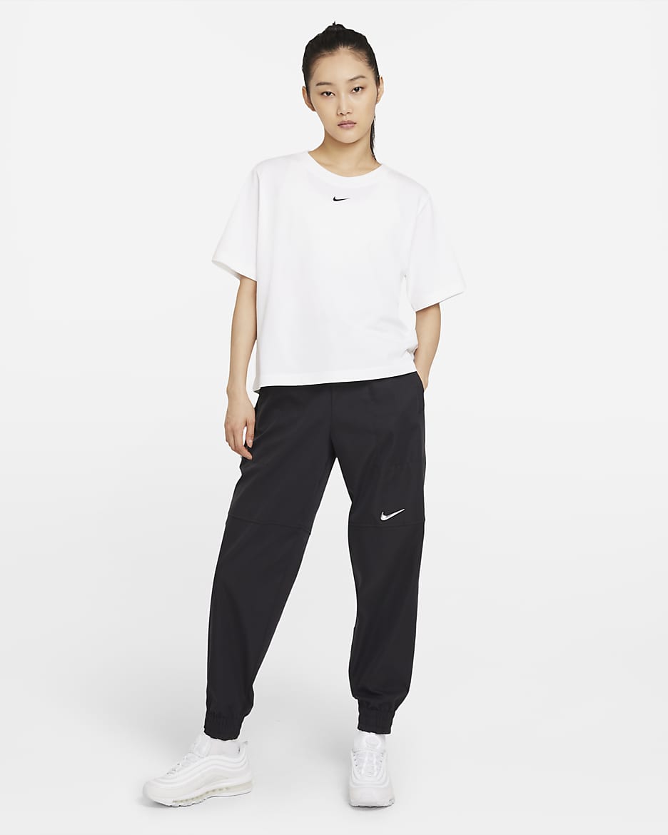 เสื้อยืดผู้หญิงทรงหลวม Nike Sportswear Essential - ขาว/ดำ