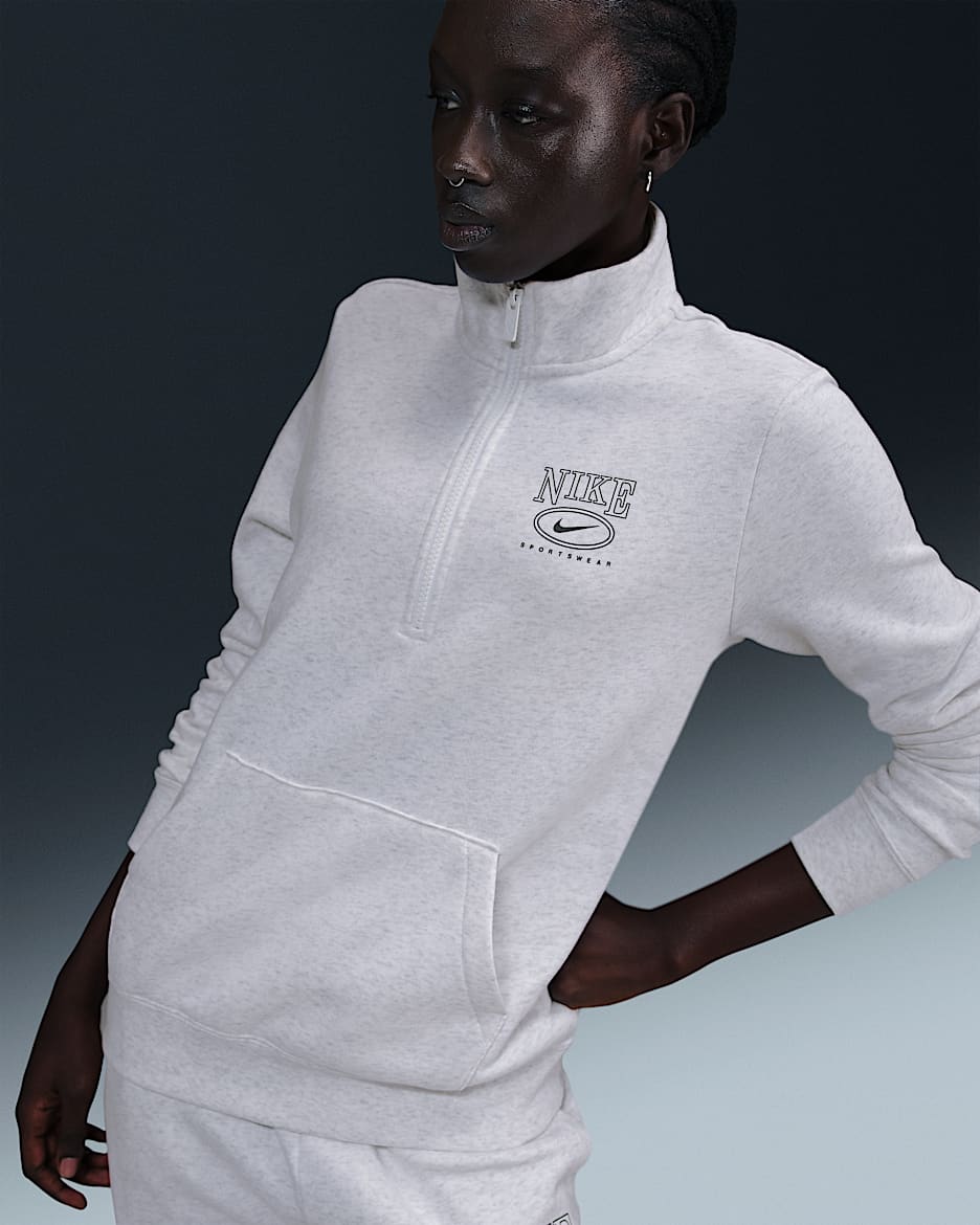 Playera de cuello alto con gráfico y medio cierre para mujer Nike Sportswear Club Fleece - Abedul jaspeado