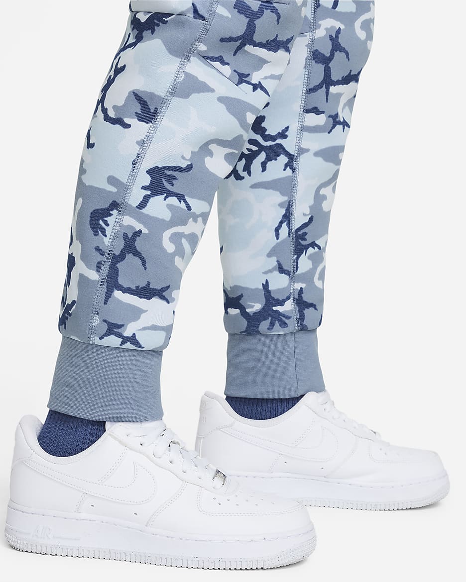 Pantalon de jogging à imprimé camouflage Nike Sportswear Tech Fleece pour ado (garçon) - Ashen Slate/Ashen Slate/Noir