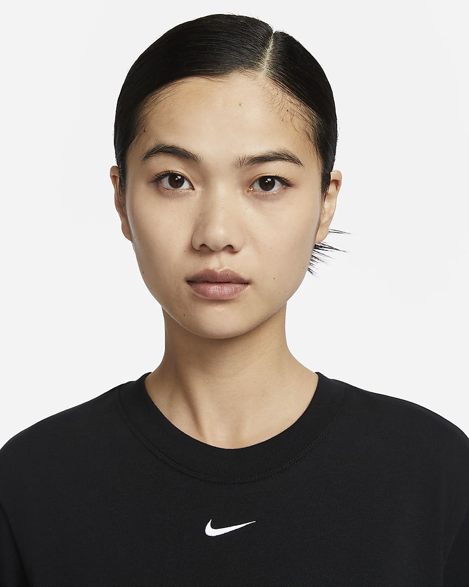 เสื้อยืดผู้หญิงทรงหลวม Nike Sportswear Essential - ดำ/ขาว