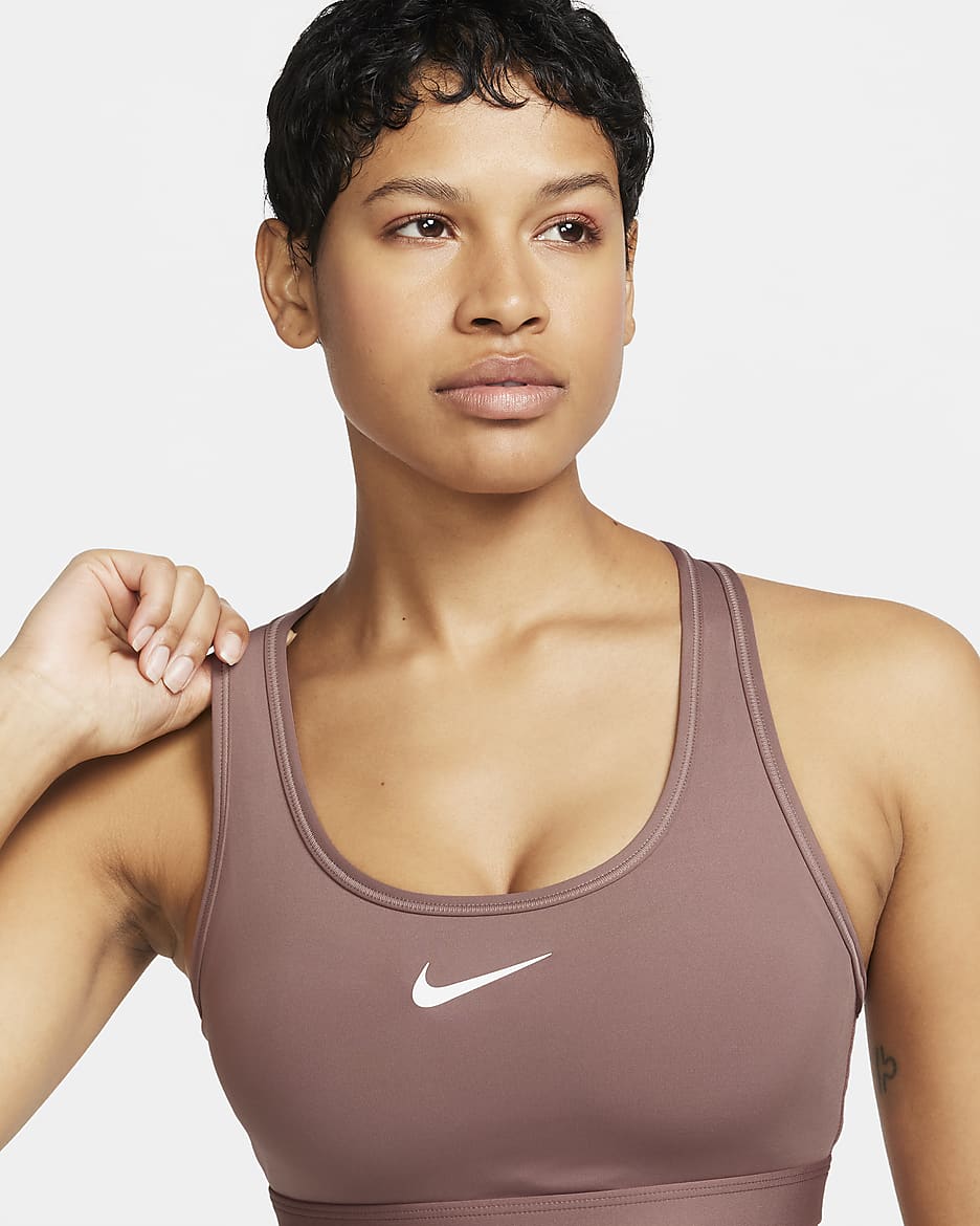 Brassière de sport rembourrée Nike Swoosh Medium Support pour femme - Smokey Mauve/Blanc