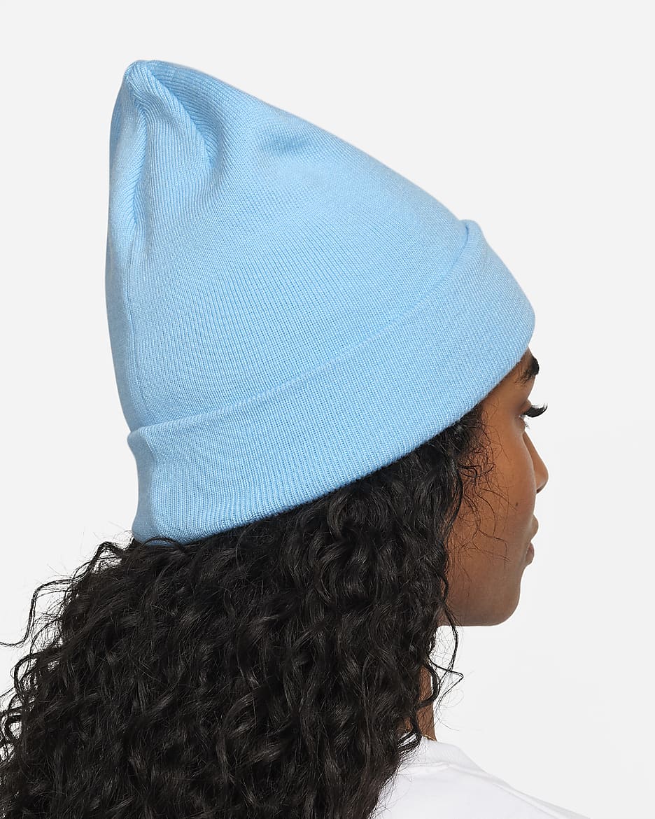 Nike Peak Standard Metallic-Beanie mit Swoosh und Bündchen - Aquarius Blue/Metallic Silver