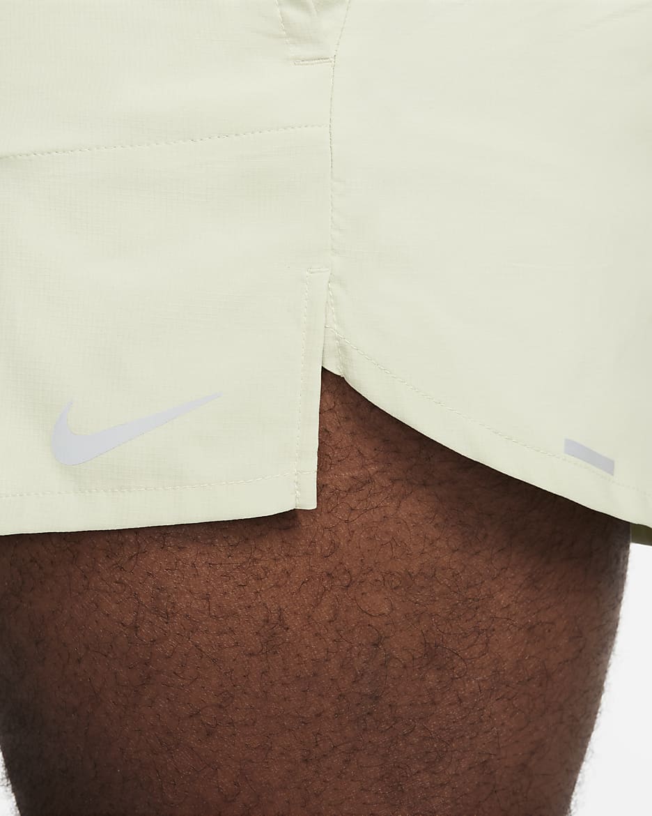 Shorts de correr Dri-FIT de 13 cm con forro de ropa interior para hombre Nike Stride - Aura oliva/Estuco oscuro