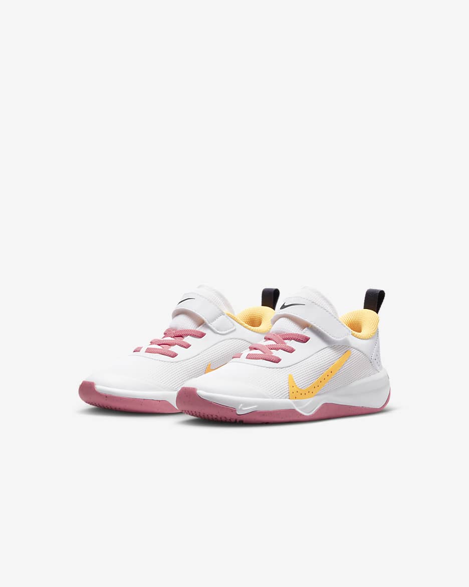 Nike Omni Multi-Court Younger Kids' Shoes - White/Coral Chalk/Sea Coral/Citron Pulse