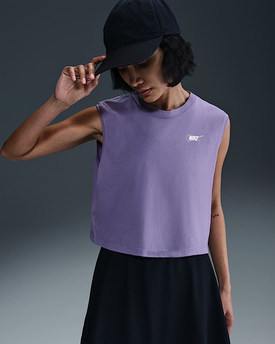 Playera sin mangas con gráfico cropped para mujer Nike Sportswear Club - Amatista empolvado