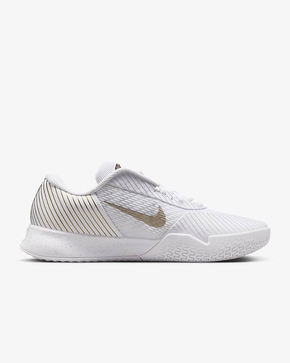 NikeCourt Vapor Pro 2 tennissko for hardcourt til herre - Hvit/Grand Purple/Metallic Gold Grain