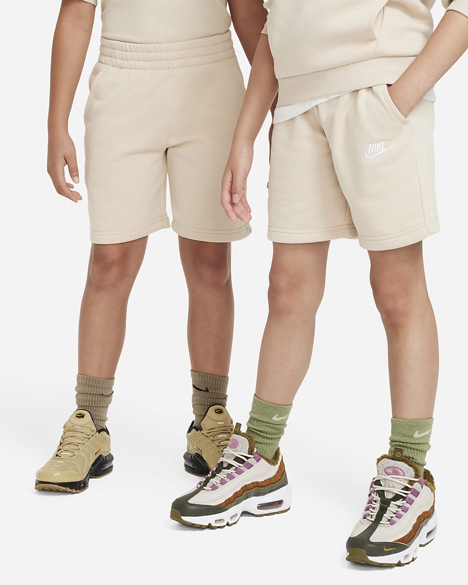 Shorts de French Terry para niños talla grande Nike Sportswear Club Fleece - Duna/Blanco