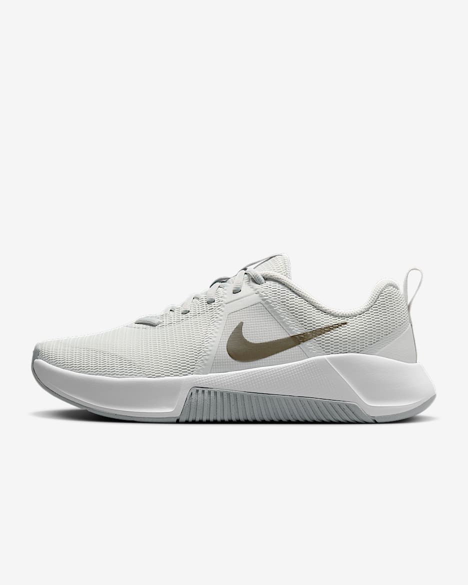 Tenis de entrenamiento para mujer Nike MC Trainer 3 - Polvo fotón/Blanco/Gris humo claro/Peltre metalizado