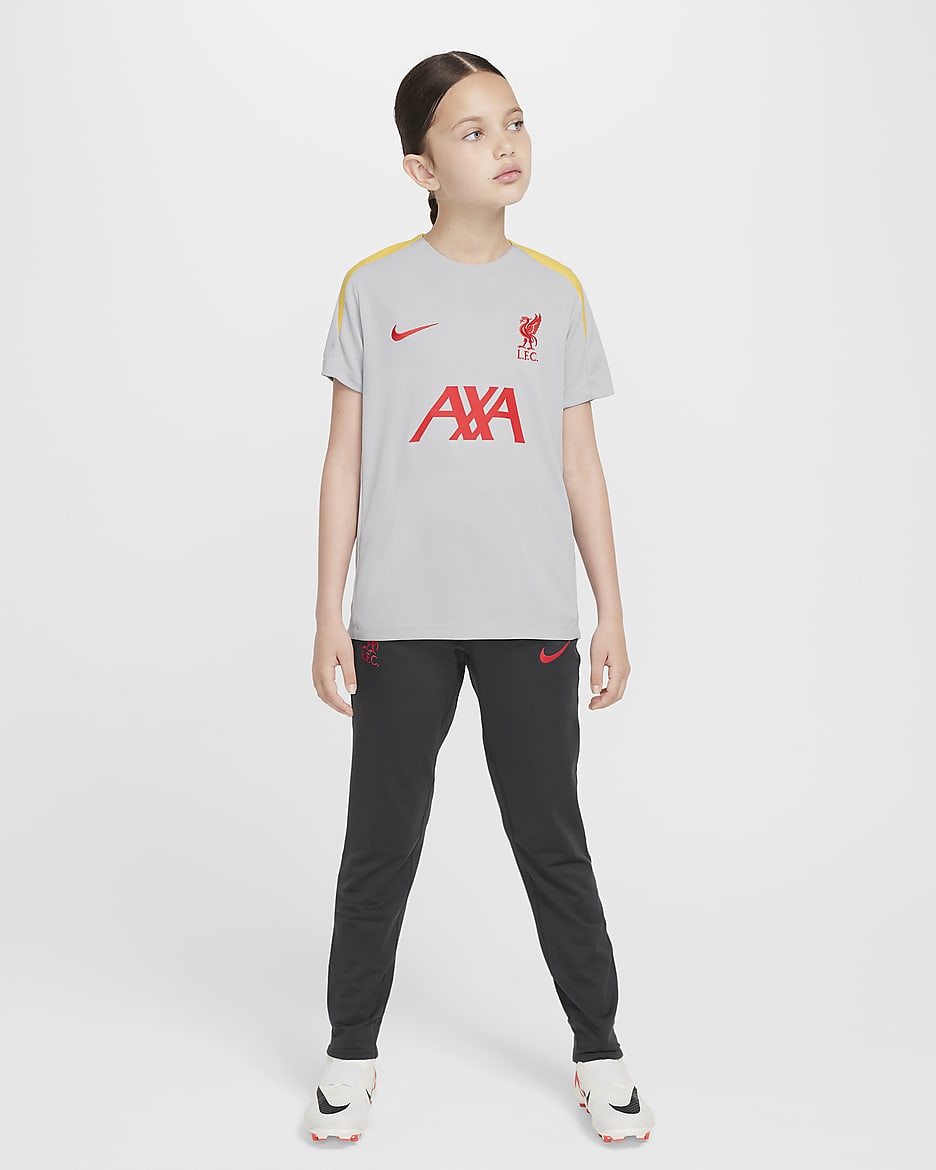 Dzianinowa koszulka piłkarska z krótkim rękawem dla dużych dzieci Nike Dri-FIT Liverpool F.C. Strike (wersja trzecia) - Light Smoke Grey/Light Smoke Grey/Chrome Yellow/Global Red