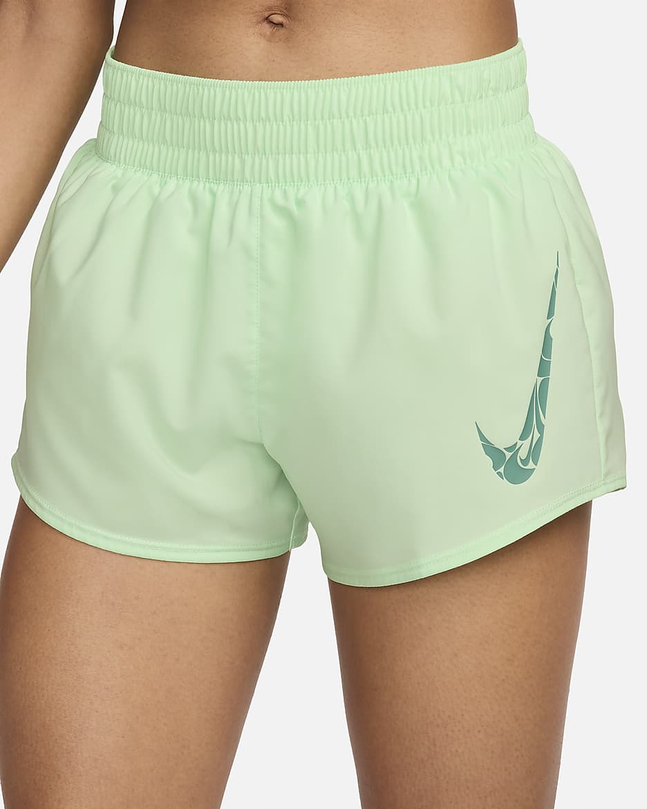 Shorts Dri-FIT de tiro medio de 8 cm con forro de ropa interior para mujer Nike One - Verde vapor/De costa a costa