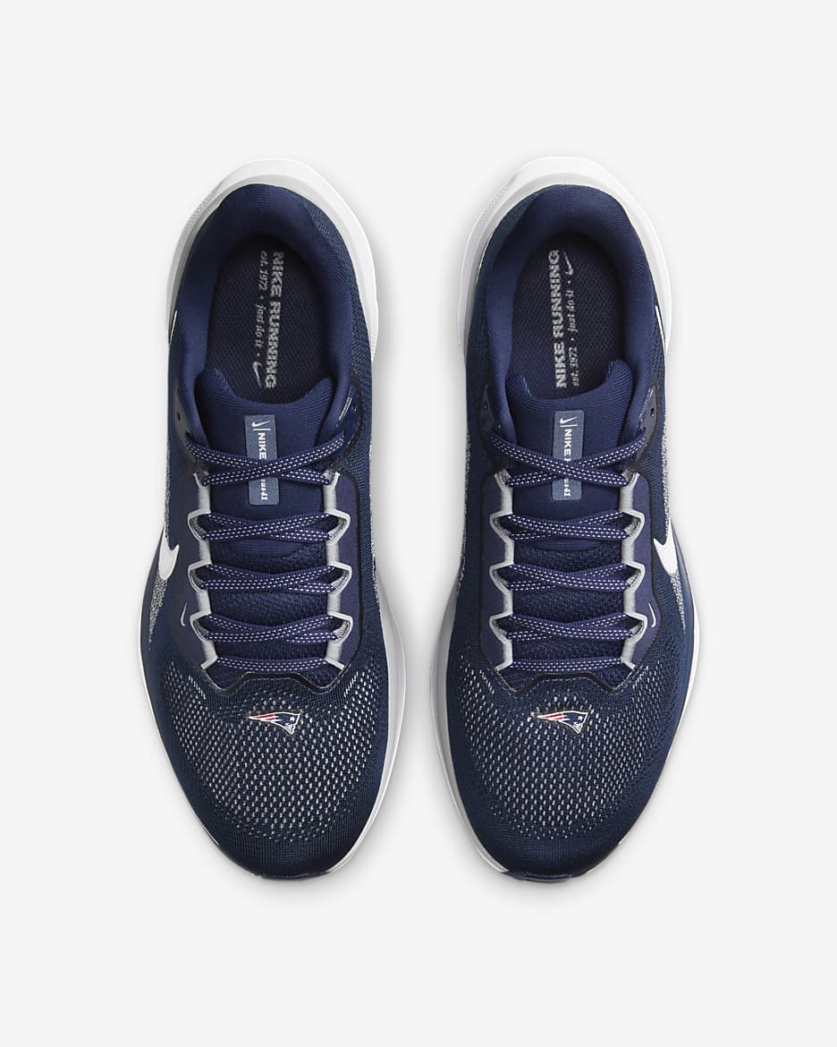 Tenis de correr en pavimento para hombre Nike Pegasus 41 NFL New England Patriots - Azul marino universitario/Blanco/Gris lobo/Blanco