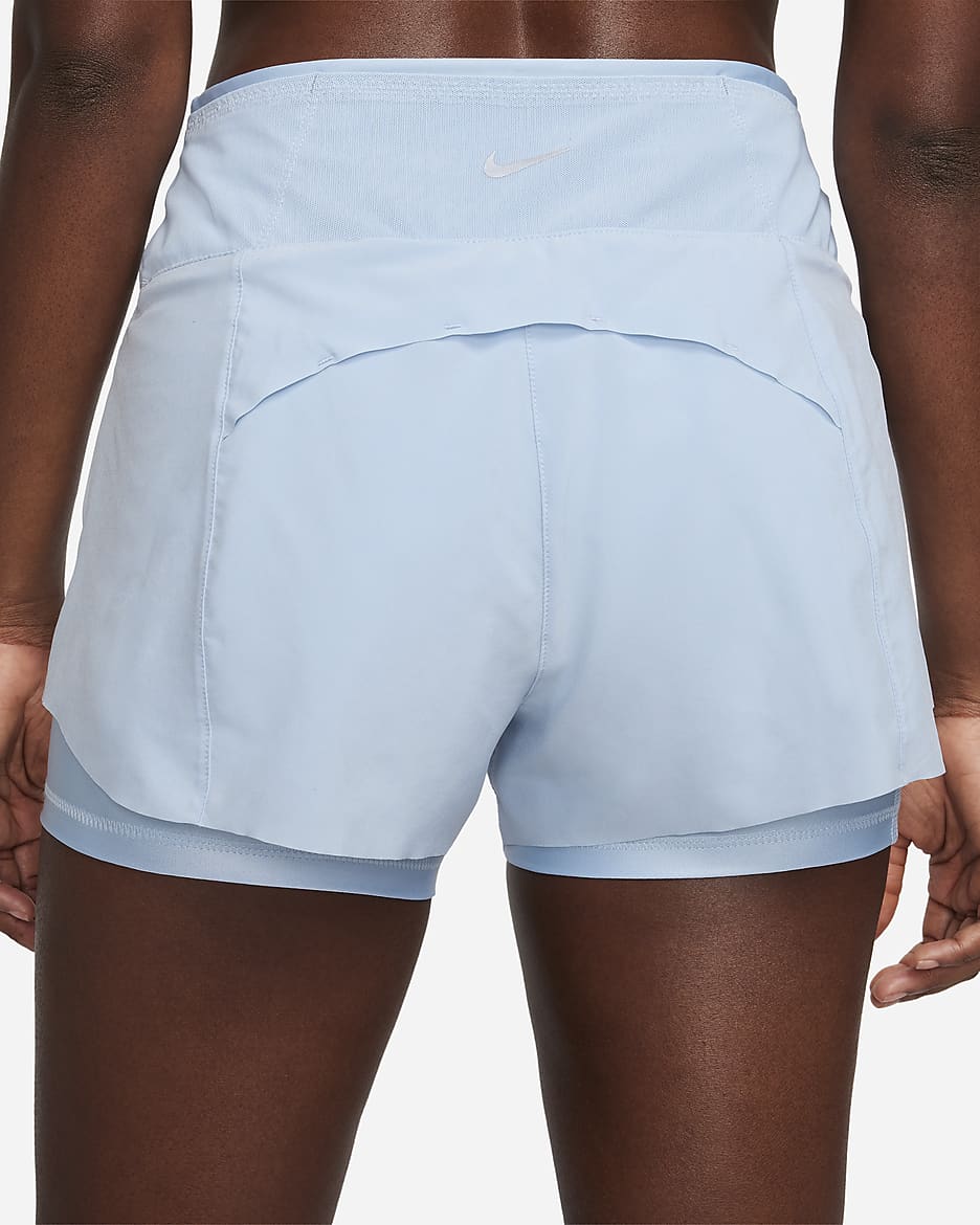 Short de running 2-en-1 avec poches taille mi-basse 8 cm Nike Dri-FIT Swift pour femme - Light Armory Blue