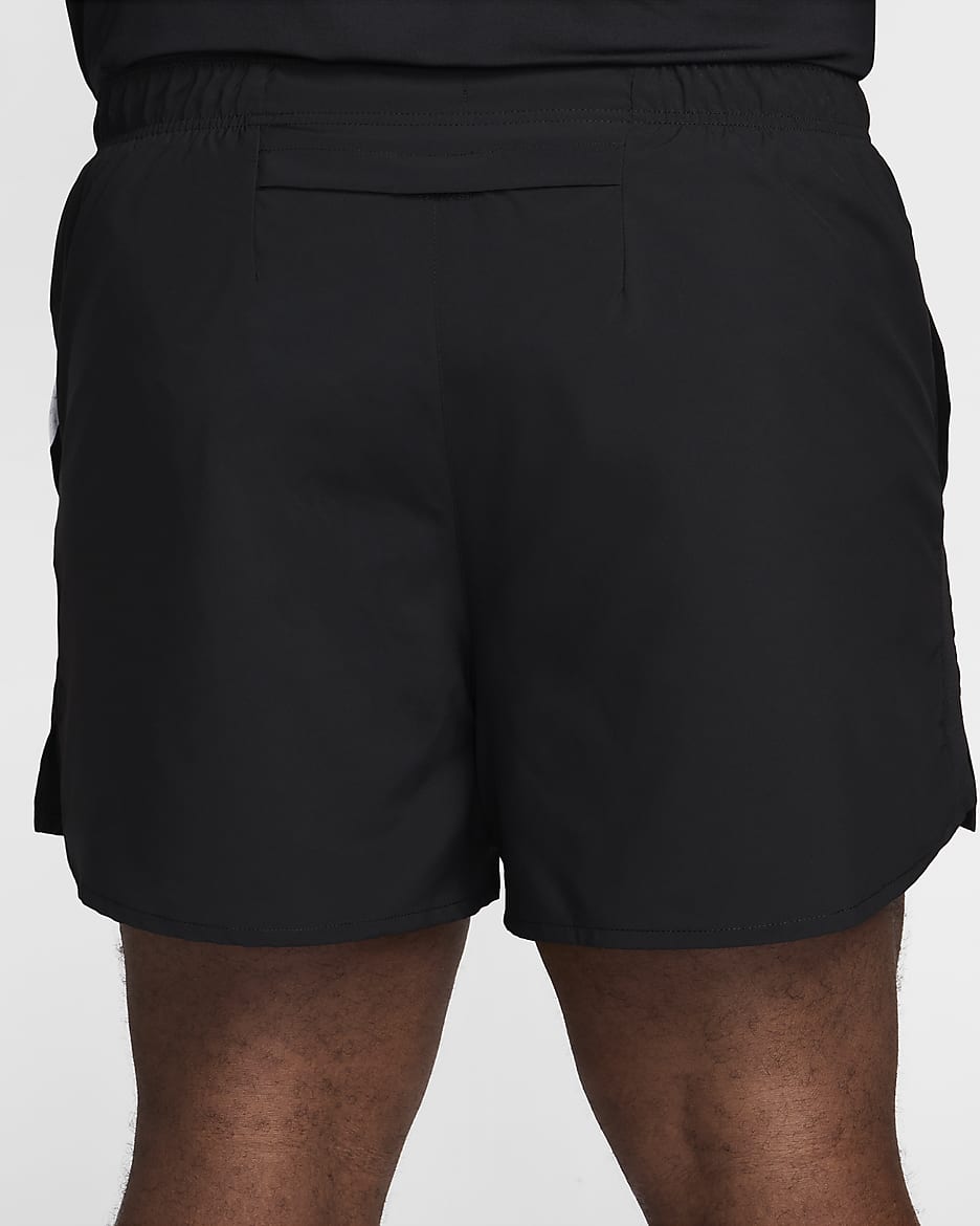 Nike Challenger Swoosh Dri-FIT løpeshorts (13 cm) til herre - Svart/Svart/Svart/Hvit